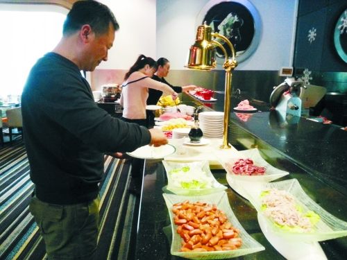 在一家飯店內(nèi)，原本是輔助業(yè)務(wù)的小火鍋則成了現(xiàn)在飯店的重要業(yè)務(wù)。